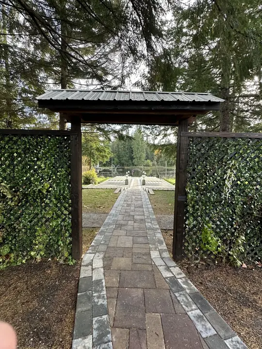 The Ivy Gate, open onto the aisle